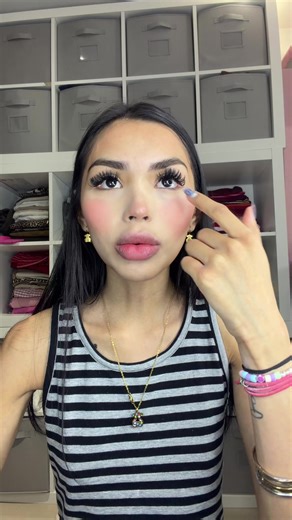 #michbautistaj PRODUCTOS: @Charlotte Tilbury / Airbrush Flawless Blur Concealer - 4.5 Fair Medium @Makeup By Mario / F4 Dual Brush @REFY / dúo brush @LYS Beauty / bronzer No limits Cream bronzer and Contour stick - Harmony @Polite Society Beauty / More Than a Pretty Powder - Universal Translucent / Pops Powder Blush Stick - Paris @Huda Beauty / easy bake pressed - peach cupcake @Diorbeauty / Glow face palette 001 @Benefit Cosmetics @Benefit Cosmetics MX / benetint