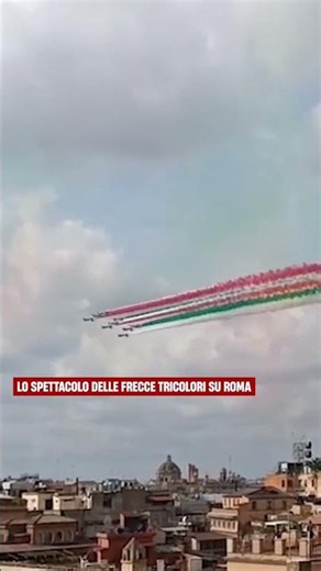La parata del 2 giugno si conclude con lo spettacolo delle frecce tricolori