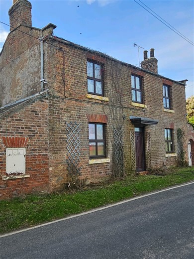 📍The Horseman's House The Horseman's House is a large, detached property that has been abandoned for around a decade. Located in Ousefleet, in Goole, East Riding of Yorkshire. The house, which has been abandoned for over a decade after the last owner was taken into a care home, seems unassuming from the outside. It's not until you venture inside until the true secrets of the property are revealed. Dozens of horse trinkets line the shelves of long forgotten rooms, along with yellowing piles of b