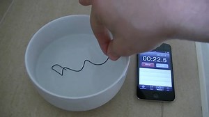 Un trombone qui reprend sa forme dans l'eau