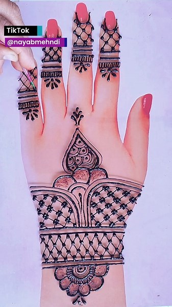Modern Tick-Tock Mehndi Patterns for a Minimal Look #MinimalMehndi #MehndiLovers #HennaInspo #MehndiArt #TrendingNow #foryoupageofficiall