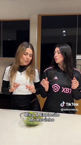 Adivinen cuantas uvas comió Xuxu 🍇 @Annie @xuxu #cover #newartist | singing cover