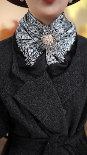 10K views · 182 reactions | 点击链接购买 https://nancheng-scarf.com/products/small-fragrant-ash-high-end-versatile-large-square-scarf | 云旗服饰配饰 | Facebook