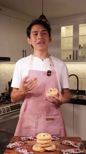 244K views · 1.8K reactions | ¿Te gusta la comida coreana? Entonces tienes que saber preparar un buen Kimchi - 300 g. de sal marina gruesa - 1 col china - 150 g. de gochugaru - 1 zanahoria - 1/2 nabo - 4 tallos de cebolla china - 1 pera madura - 1 cebolla blanca - 1 trocito de kion - 8 dientes de ajo - 50 g. de azúcar - 5 anchoas secas - 1 alga kombu - 25 g. de harina de arroz glutinoso - 3 cdas. de salsa de pescado | A Comer | Facebook