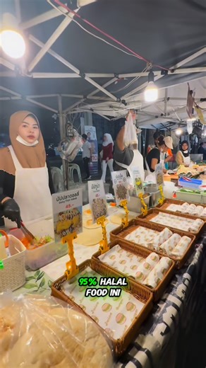 𝗙𝗔𝗜𝗤 𝗙𝗔𝗝𝗔𝗥 on Instagram: "Sekarang ngga ragu lagi beli makanan halal Thai di Bangkok, karena disini hampir 95% halal food! Dan menurut sy, ini ngena bgt lokal Thai nya. Nyobain makanan buat review konten juga pas bgt, parkir luas bgt, gratis lagi. Orang Thai selatan kalau liburan ke Bangkok ya kesini.. Oiya Pasar malam ini buka setiap hari jam 4 sore - 11 malam, libur hanya hari Rabu. 📍Taladnad Kokotho, Rajamanggala Stadium 2345, 1 Ramkhamhaeng Rd, Hua Mak, Bang Kapi, Bangkok 10240 @ba