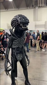 Alien Xenomorph Cosplay gathering a crowd at FanX 2021