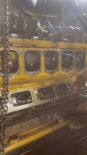 Major overhauling works. Engine block cleaning with oil and air pressure 👩🏻‍🔧 #overhauling #mechanics #mechanic #caterpillar #engineblock #engine #repair #reels | Engine Xpress