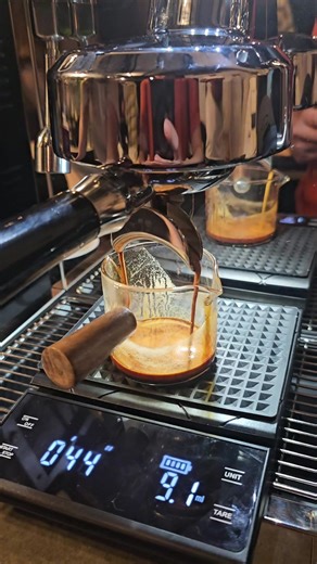 help me calibrate my coffee machine. mine stopped at 37, share some thoughts! 🤗 #coffeecalibration #lattearttutorial #coffeetiktok #barista #fypシ゚viral