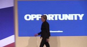 La premier inglese Theresa May balla gli Abba sul palco