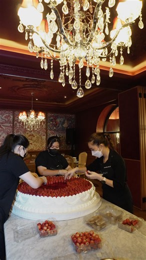 Sonia Basil on Instagram: "Wedding cake nggak selalu 100% real cake. Kadang sebagian dummy, biar tetep aesthetic tapi aman sepanjang acara. Kalo kamu lebih suka 100% real cake or mix dummy?"