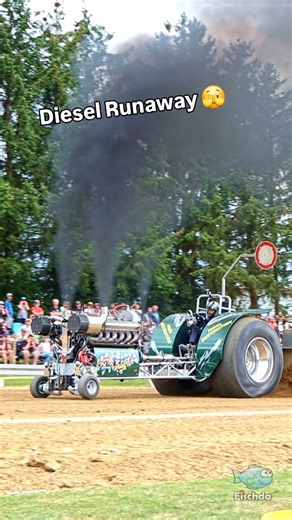 Fischda on Instagram: "Diesel Engine Runaway - die Pumpe klemmt und der V12 Diesel Transmash Motor gibt von allein Vollgas, als der 'Final Destination' in der Heavy Modified 4000 kg Klasse beim Tractor Pulling Trecker Treck Krumbach 2025 fährt, obwohl er eigentlich nur 1500 kg zu leicht und einige PS zu schwach für die Klasse ist. Zum Glück hat das Not-Aus-System gut funktioniert. #traktorpulling #tractorpulling #tractorpull #treckertreck #trekkertrek #traktortræk #trecker #traktor #tractor #tra