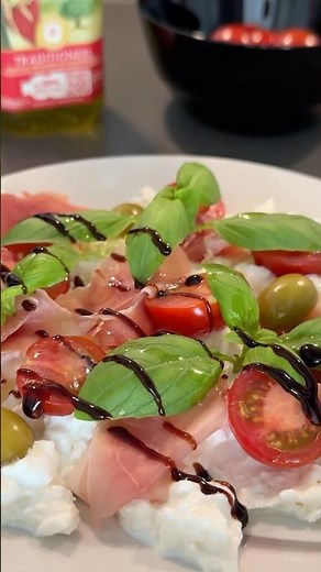 Creamy Burrata with Prosciutto, Cherry Tomatoes & Basil #burrata #appetizer #italianfood #easyrecipe