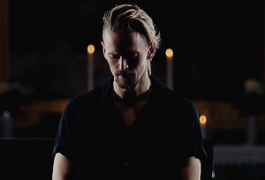 ERIK GRÖNWALL Performs "O Holy Night" In Swedish (Video)