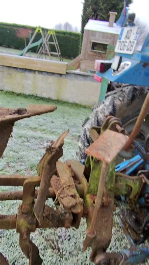 Décrochage de la charrue sur le tracteur Ford 4110