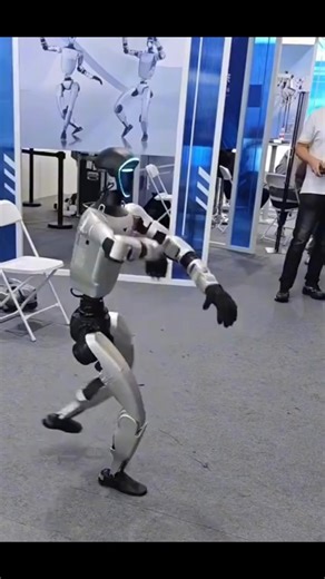 🤖🥋 ¡No te metas con este robot! Cuando creías que lo habías visto todo, llega este robot que parece haberse visto todas las películas de Kung Fu de Jackie Chan... ¡y aprendido los movimientos! Lo que estás viendo es una demostración del robot humanoide Unitree G1, y la agilidad que muestra es simplemente de otro nivel. ¿Vieron ese mortal hacia atrás? 😱 Lo que hace en 15 segundos es más ejercicio del que yo hago en una semana. Pero más allá del espectáculo, lo que hay aquí es una proeza técnic