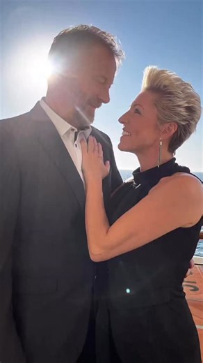 💚LIEBE 25💚 Eigentlich ist das nicht ganz richtig… Wenn ich ehrlich bin, müsste es heißen: Liebe 34💚💚 Vor 34 Jahren durfte ich meinem Dietmar begegnen - und habe mein Herz an ihn verloren. Und genau heute, vor 25 Jahren, am Valentinstag, haben wir uns verlobt. Wollt ihr wissen, wie es wirklich war? Als wir uns kennenlernten, beschlossen wir, unsere Liebe wie einen kostbaren Schatz zu hüten. Wir lebten in unserer kleinen, geschützten Blase. Kein öffentliches Händchenhalten, kein großes Aufhebe