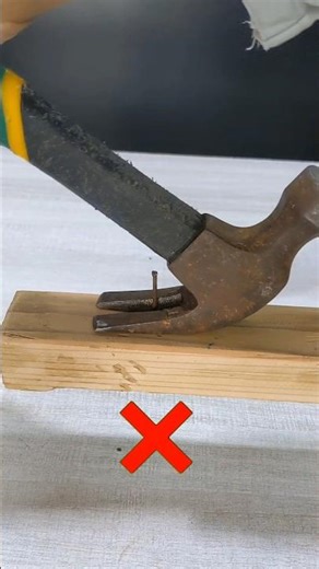 WrongWay #HammerFail #NailPullingMistake #DIYFail #ToolSafety #Carpentr