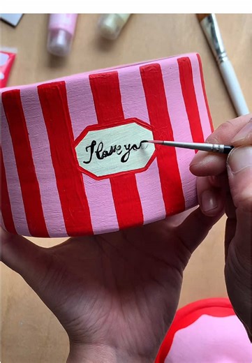 The ‘I love you’ box 💕 I made this keepsake box for all the little trinkets I’ve collected or been gifted by loved ones over the years ❣️ a treat for whenever I’m feeling like I need a reminder of the lovely people in my life and the great times we’ve shared. My room is already like a museum of trinkets, artwork and tidbits. This will be added alongside it all. How many trinkets are too many? Will it ever stop? Will I ever have enough memorabilia from my own life? Will the collection ever be co