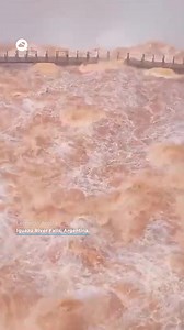 📹 Sudden flooding 🌊 in the #Iguazú River Falls, Argentina. The flooding of the river is due to the heavy rains of the last week, which have dragged sediments and trees in its path. Access to the area has been limited for security reasons. | Meteored