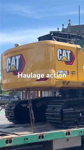 Rotorua Forestry Holdings’s Kenworth T909 hauls ‪@TerraCat‬ FM528 unit through Mt Eden village.