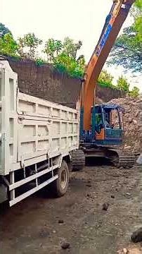 Xcmg Excavator Loading Tanah