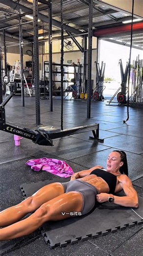 Girls who lift | Gym Girls with Muscle | fit women bikini strong on Instagram: "🖤🩶 @laura_ashleighh Tag us for a feature 😍 #girlswholift #gymgirl #gymgirls #girlswithmuscle #bossbabe #girlswithabs #bikinimodel #musclemommy #gym #bodybuilding #fitness #training #weightlifting #australia"