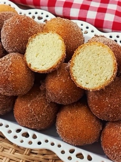 BOLINHO DE CHUVA PERFEITO PRO CAFÉ Ingredientes: 2 ovos 1/2 xícara de açúcar (90g) 1/2 xícara de leite (120ml) Uma pitada de sal 2 xícaras de farinha de trigo (240g) 1 colher de sobremesa de vinagre branco 1 colher de sobremesa de fermento em pó para bolo Para empanar: 1/2 xícara de açúcar 1 colher de sobremesa de canela em pó Xícara 240ml Modo de fazer: Veja o passo a passo no vídeo. #receita #bolinho #bolinhodechuva #cafedamanha #cafedatarde