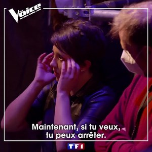 Elle a réussi à décrocher une place pour les Auditions à l’Aveugle... Mais au moment de monter sur scène, le stress et la peur lui font faire DEMI-TOUR 😱 #TheVoice | TF1