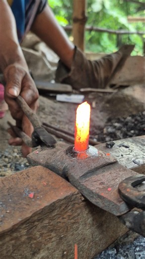 The Master of Fire: Witness Asia's and Europe's Most Incredible Blacksmithing Skills.📍