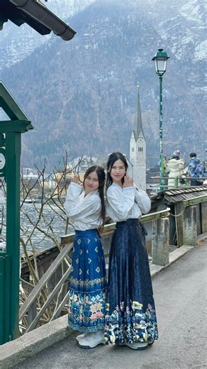 Amelia NTX EC ✨ LaZior Elite 领袖 on Instagram: "年初四 🧧 送大家来财💰来财💰 . . 📍哈尔斯特塔🇦🇹 Hallstatt Austria . #hallstatt #austria #motherhood #motheranddaughter #igreels #chinesecostume #tiktokdance #travel #cho4"