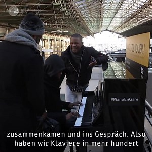 63K views · 585 reactions | Ratternde Koffer, laute Stimmen und Hektik - Standard an Pariser Bahnhöfen. Dank eines Klavierlehrers kehrt an so wuseligen Orten etwas Ruhe ein. | ZDF heute | Facebook