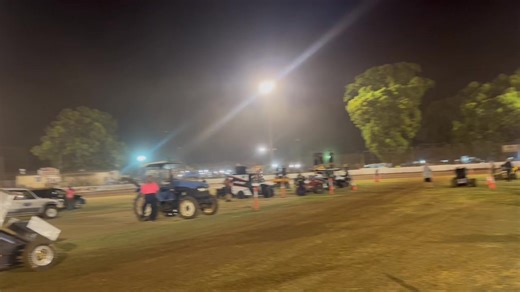 Well Becky Boo race fans and followers , what a fantastic night for our team at Kingaroy speedway. Our 2 midgets the Q93 and Q96 ran well up until the feature were the Q96 developed an oil leak and sadly Mitch had to sit it out , but Jason ran the feature. Now the most exciting part is the Q93 Sprintcar , ran well in heat races and we started in 12th for the feature. After a spin in lap 1 , Jas composed himself and got to work chasing the pack and did he what , passing 4 cars on the outside and 