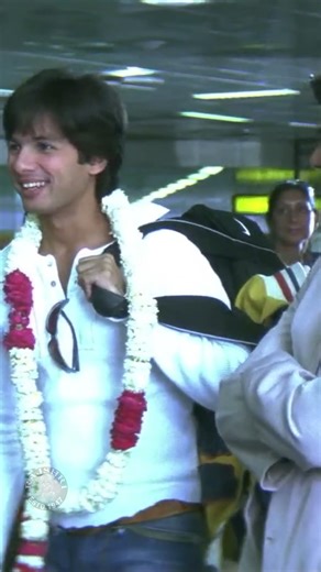 Relive Prem's (Shahid Kapoor) overwhelming excitement and rush to see Poonam (Amrita Rao) the moment he returns from his business trip in Vivah. That look says it all! #Vivah #ShahidKapoor #AmritaRao #PremPoonam #LoveStory #Reunion #RajshriFilms #CoupleGoals #RomanticMovie #Bollywood #ReliveRajshri | Rajshri