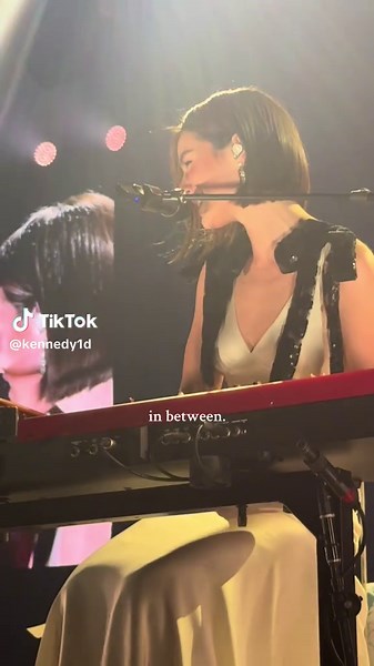 Gracie Abrams Live Performance of 'In Between' in London