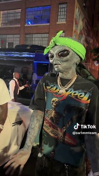 Ran into a real life Alien outside Magic City🤣🤣🤣 #viraltiktok #fyp #foryou #alien #magiccity #aliens #aliensighting #atlanta #atl #viralvideo #beyonce #cowboycarter #fypp #funny #fyppppppppppppppppppppppp