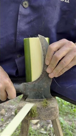 Using a kitchen knife to shave bamboo, this skill is amazing!