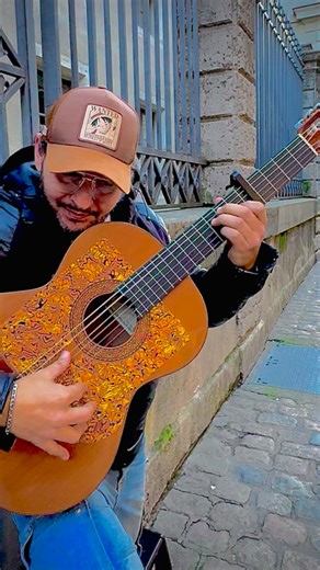 El Yoni on Instagram: "Gitano cantando i tocando a su mamá por los chichos con todo su corazón #flamenco #guitarra Gitan el Yoni ak 47 chante une chanson gitane pour ce moment en espagnol, avec toute son âme et son cœur #gitan #flamenco #guitarra"