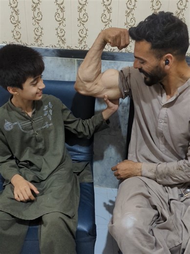جو مجھ سے پیار کرتا ہے — تکنیکی کام کے دوران دل چھو لینے والا منظر