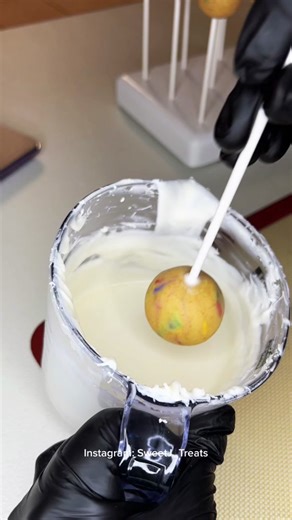 I love these graduation cakepops they are so stinking cute! 🥰🎓👩🏽‍🎓 #cakepoptutorial #fyp #graduation