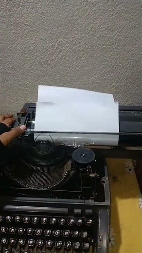 how to set paper in typewriter