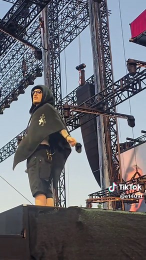 Drake and Yeat Perform 'IDGAF' at Wireless 2025