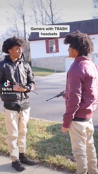 Gamers with trash mics be like 😤🎤 #GamerProblems #MicFail #Relatable