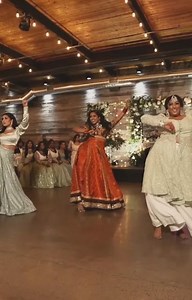 Jallaja Para | Choreography on Instagram: "|| Dholita || One of my favorite dances in the entire set 🥰 The song, elegance and movement 💕 Tip: Formations are key in any dance. Try to incorporate any movement/formations in your routine. It'll make it that much more entertaining! Song: Dholita from Loveyatri . . . #weddingdance #choreography #weddingchoreography #bollywood #reception #dancer #letsjalsa #uditnarayan #ayushsharma #warinahussain"