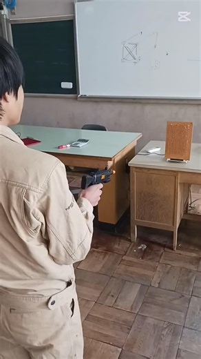 大阪府立藤井寺工科高等学校（全日制） on Instagram: "3年間で培った知識と技術を活かし、課題研究に挑戦中です💪 一年間かけて自分たちの目標に向かって取り組んでいます。 この班は「おもちゃのレーザーガンを魔改造」にチャレンジ！ 座学や実習で学んできた電気の知識を使って工夫をこらします✨ #藤工 #ふじこう #課題研究 #魔改造 #ものづくり"