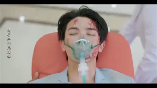 🥹The boss almost lost his life protecting her, and Cinderella exploded with super powers! 霸总保护她差点丢了命，紧要关头灰姑娘爆发超能力！ #当她恋爱时 #fallinlove #何花 #王瑞昌 #WangRuichang | 飞鸟影视