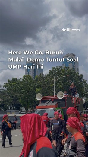 Massa buruh hari ini kembali turun ke jalan di kawasan Patung Kuda, Jakarta Pusat untuk menyuarakan aspirasinya terkait kebijakan upah dan kondisi pekerja. Sebanyak 1.392 personel polisi dari Polda Metro Jaya, Polres Metro Jakarta Pusat, dan polsek jajaran disiagakan ketat untuk mengawal jalannya aksi agar tetap aman, tertib, dan damai. Aksi ini menjadi bagian dari perjuangan buruh yang menolak penetapan Upah Minimum Provinsi (UMP) DKI Jakarta 2026 sebesar Rp 5,72 juta, yang dianggap masih belum