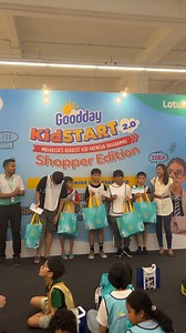 Korangggg! Kami baru je habis sesi Goodday Kidstart yang gempak giler dengan partner kita kat Lotus's Kepong! 🥳 Sebanyak 30 hero shopper kita belajar cara nak create video yang power dan ready untuk program Kid-Preneur. Tapi, tunggu dulu! Kids ni juga join cabaran ""Supermarket Sweep"" yang fun giler, di mana diorang belajar jadi pengguna yang bijak dengan app Scan & Shop, hanya scan dan pilih barang-barangan mengikut plan bajet mereka semasa shopping. Mereka yang complete game paling cepat dap