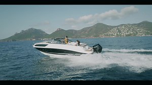 Rêvez grand. Le Baylinder VR6 Cuddy dispose de l'espace, du confort et des caractéristiques pour y passer à la fois une journée d'aventure et une nuit de repos. | Bayliner Boats