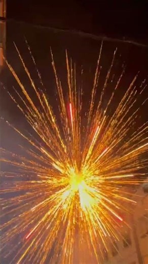 Firecracker shoots into sky before exploding in midair in Guangdong, China