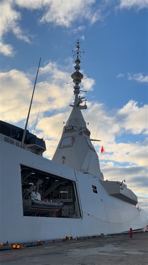 🇫🇷⚓🇸🇪 Escale de la frégate FDI Amiral Ronarc’h à Göteborg. Découverte du bord, échanges avec le commandant de bord et l’ambassadeur de France, nouvelle illustration emblématique du renforcement du partenariat franco-suédois en matière de défense. | Ambassade de France en Suède / Embassy of France in Sweden